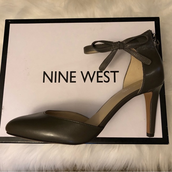 NWOT Nine West Howley Heel w/Bow & Zipper - Taupe Size 9 - Picture 1 of 6